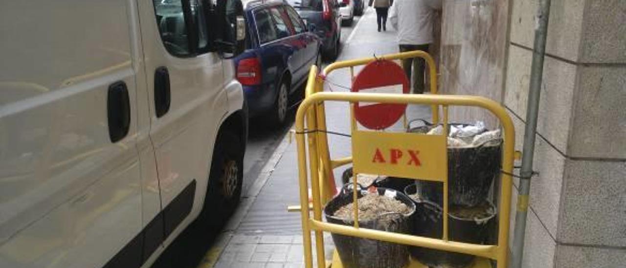 Obstáculo por obras en una calle en Xàtiva