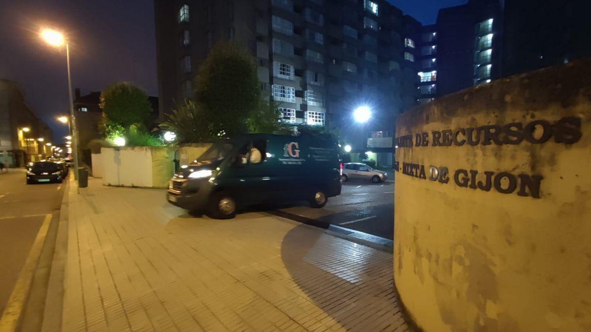 Los servicios funerarios se llevan el cadáver de la persona fallecida en la residencia Mixta de Gijón.