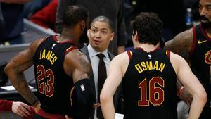 LeBron James, junto a Cedi Osman en los Cleveland Cavaliers