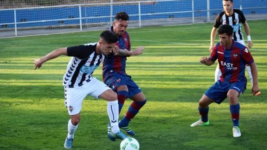 El Castellón superó al Atlético Saguntino, en Buñol, gracias a un solitario gol anotado por el extremo valenciano Javi Zarzo