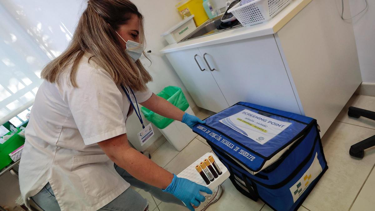 Una enfermera de Tenerife coloca las muestras de sangre recogidas en un screening point para llevarlas a laboratorio.