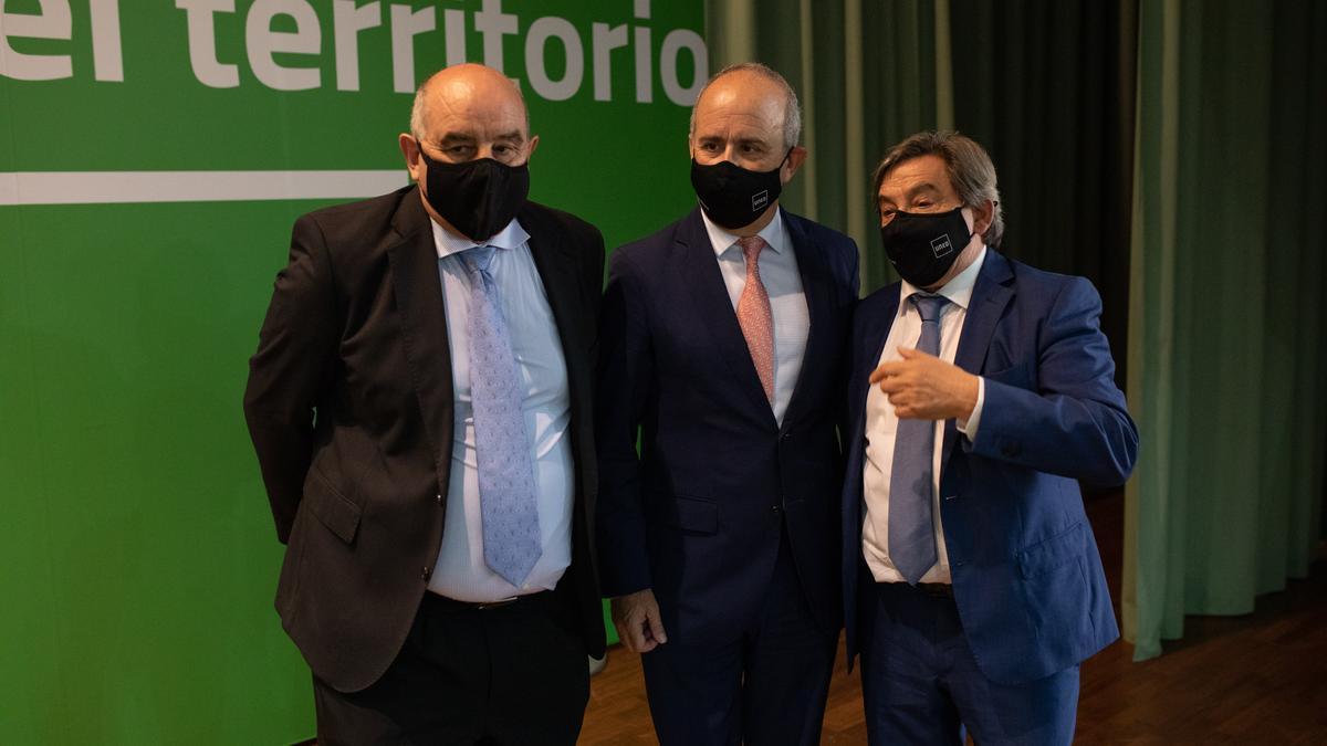 Juan Andrés Blanco y Antonio González, con el rector de la UNED entre ellos.