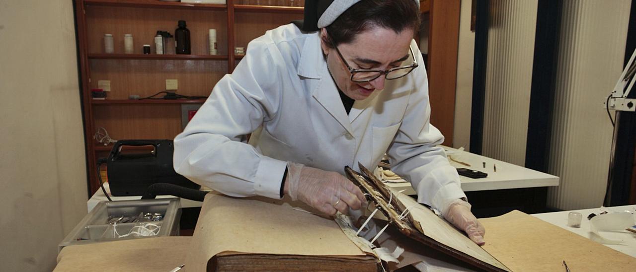 Sor María Dolores Díaz de Miranda, en su taller del Hospital de Tavera, en Toledo. | LNE