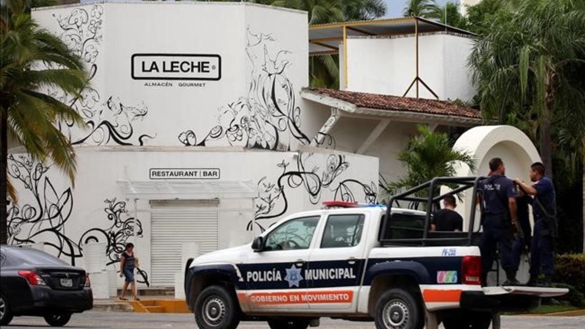 La policía custodia el restaurante &quot;La Leche&quot; donde se produjo el secuestro de un grupo de presuntos miembros del crimen organizado.