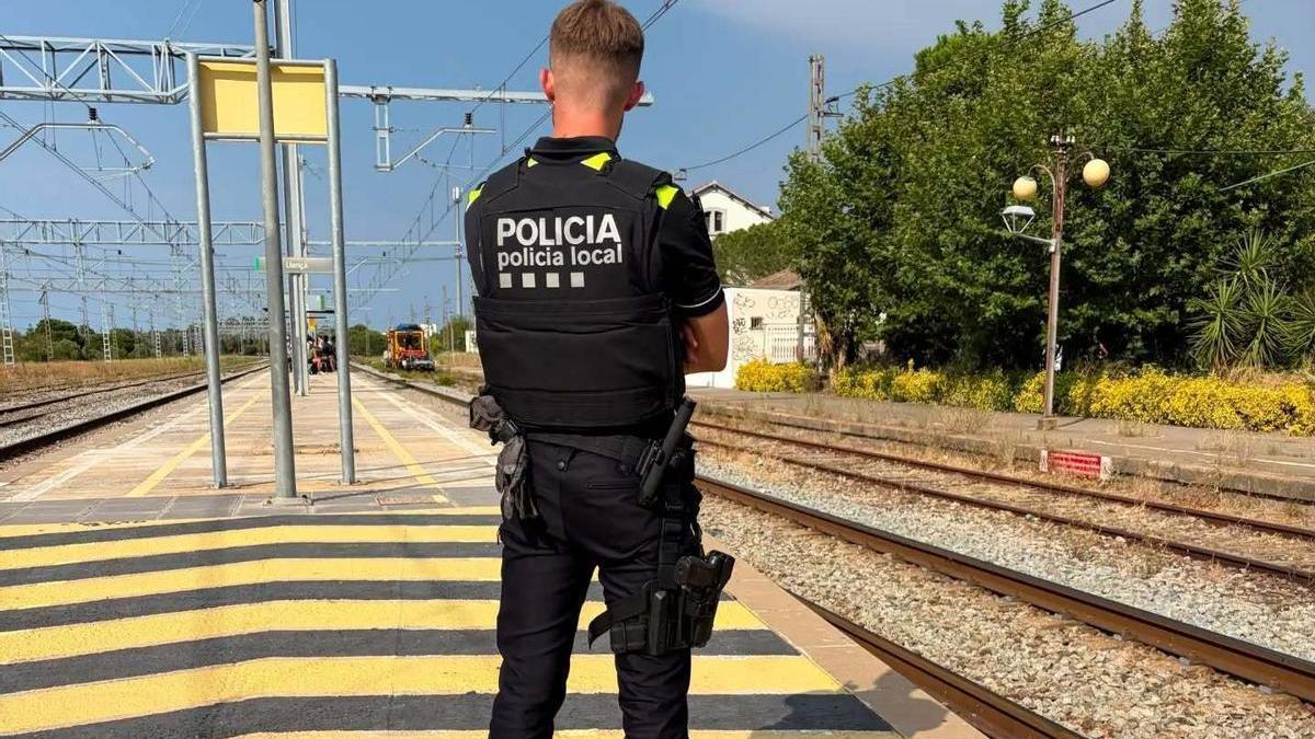 Un agent de la Policia Local de Llançà, a l'estació de tren.