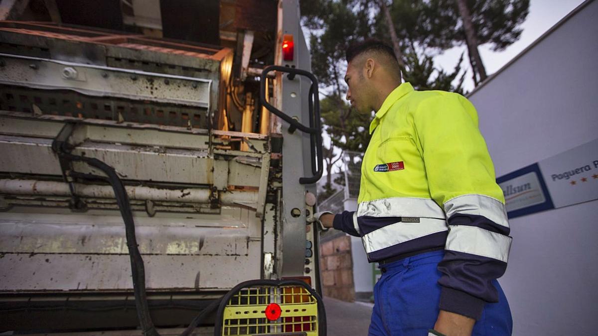 Un operario de la empresa municipal Calvià 2000, que se encarga del servicio de recogida de basuras.