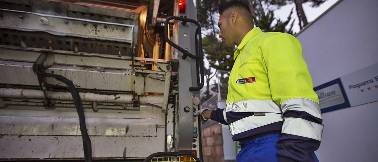 Un operario de la empresa municipal Calvià 2000, que se encarga del servicio de recogida de basuras.