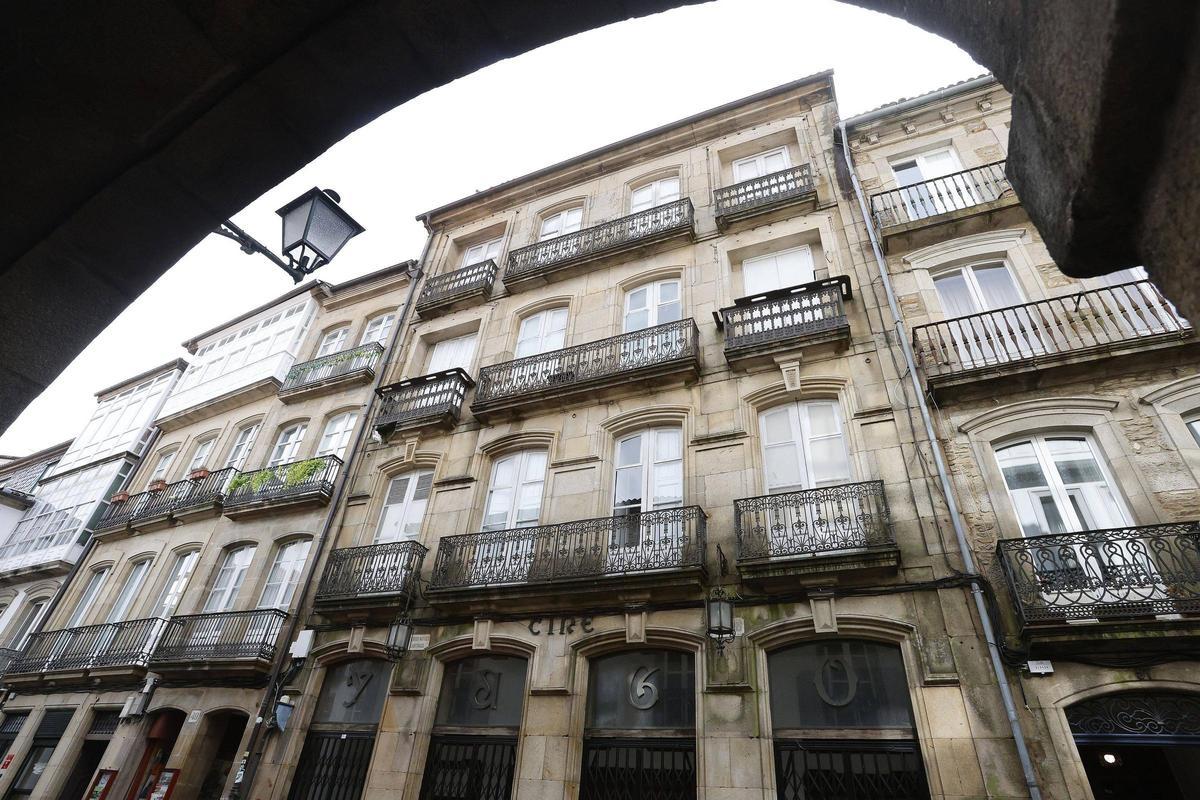 El histórico edificio de la Sala Yago de Santiago sigue a la venta