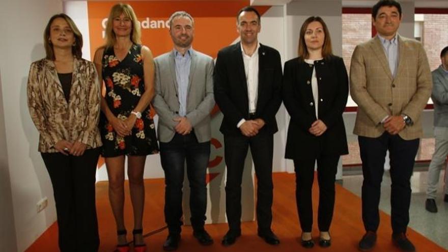 María García, primera por la izquierda, en la presentación de la lista de Ciudadanos al Congreso por Málaga.