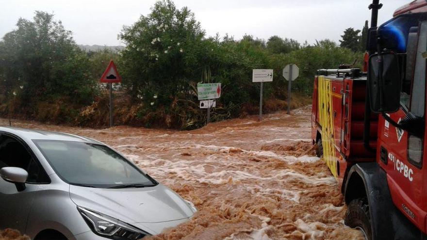 La tormenta entre Peñíscola y Benicarló atrapa 6 vehículos y daña una playa