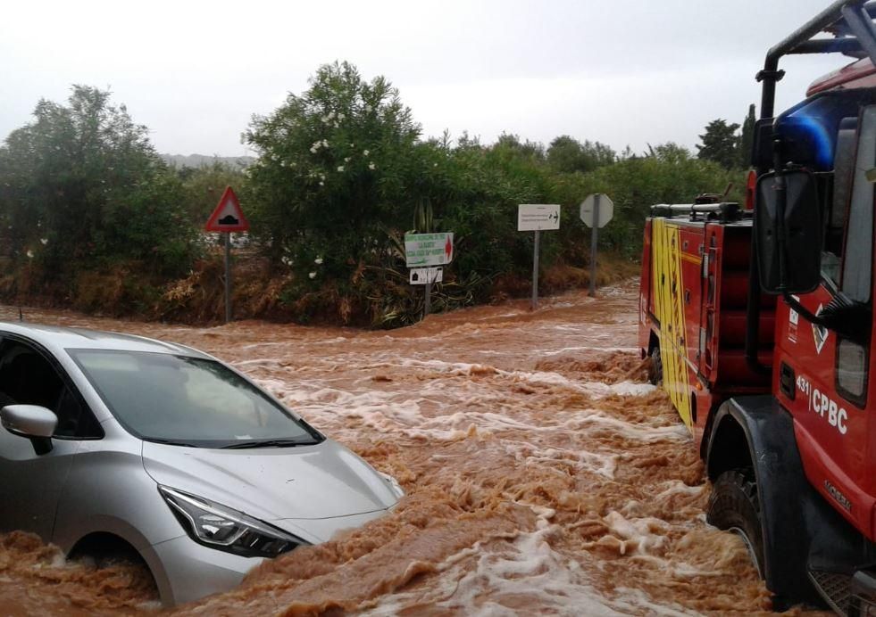 Rescate a un vehículo atrapado en el agua en Benicarló