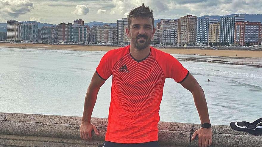 David Villa se mantiene en forma corriendo por Gijón