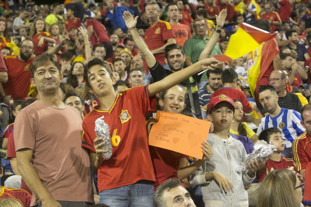 Miles de aficionados no han querido perderse el partido de la Roja