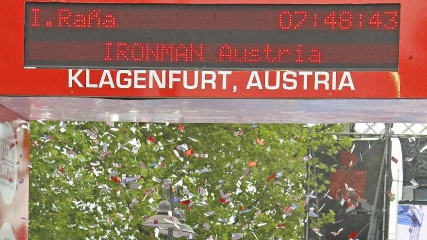 El ordense Iván Raña cruza la meta en primera posición, ayer en Klagenfurt.