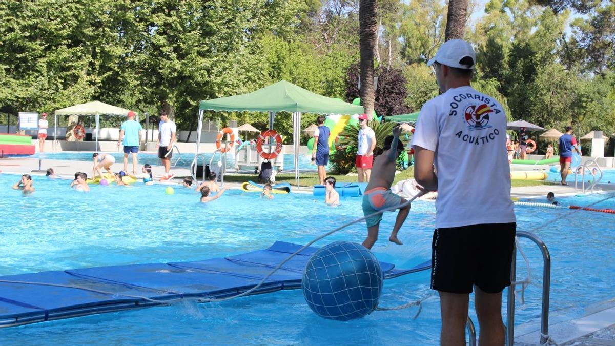 Uun socorrista sigue de cerca una de las fiestas escolares en la piscina municipal de Montilla.