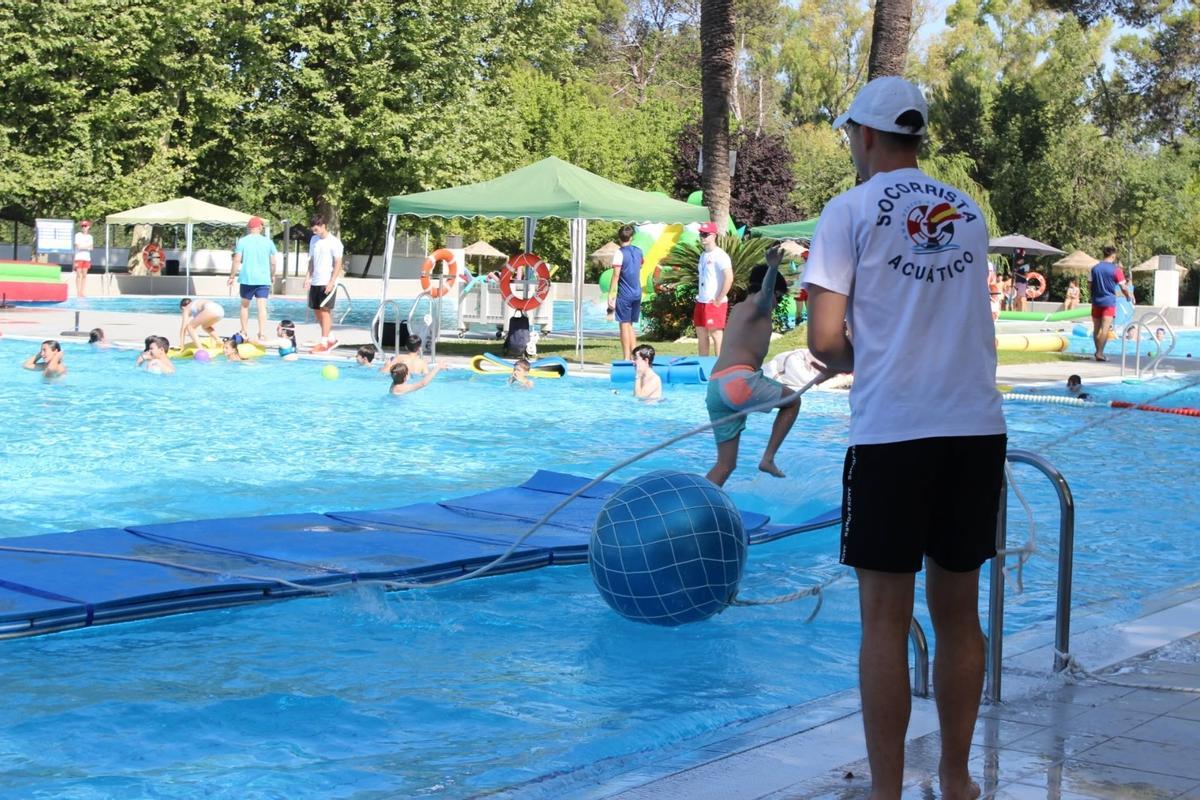 Uun socorrista sigue de cerca una de las fiestas escolares en la piscina municipal de Montilla.