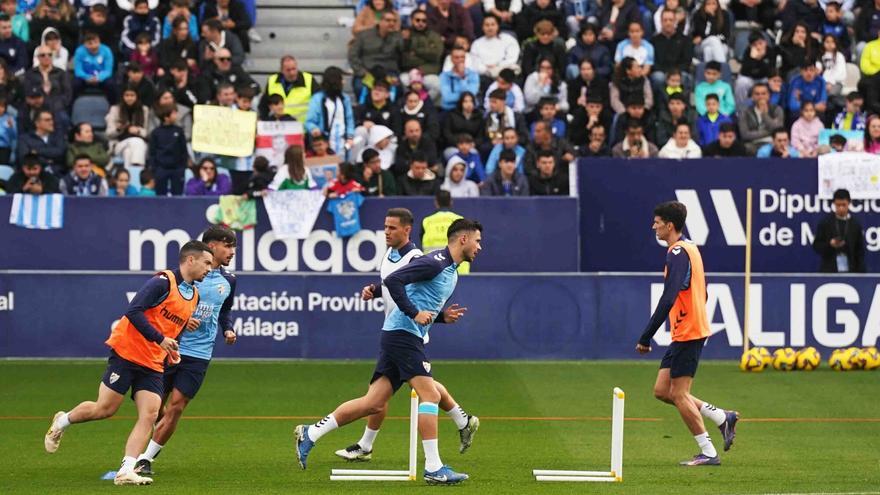 El Málaga entrena ante 5.000 jóvenes malagusitas en La Rosaleda