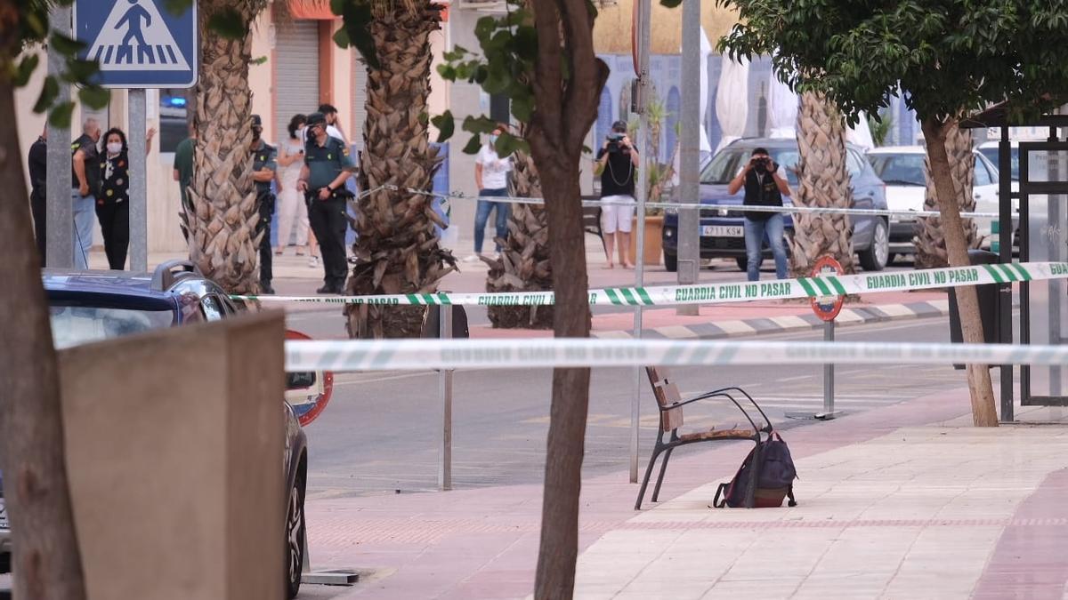 La mochila ha sido abandonado junto a la parada de autobús de la transitada avenida Jaime I de Sax.