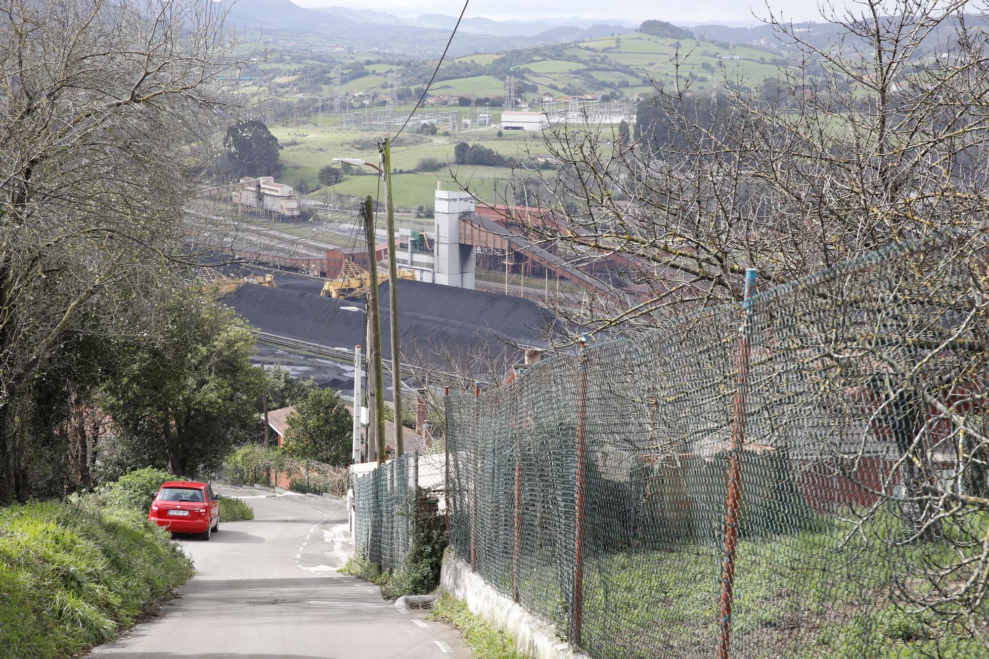 En imágenes: Los vecinos de Les Cabañes ansían la transformación de Aboño para dejar de vivir entre carbón