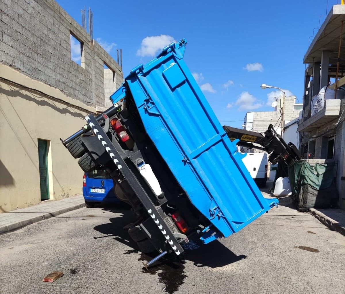 El camión con una grúa en el momento del vuelco en la calle Campoamor de Arrecife.