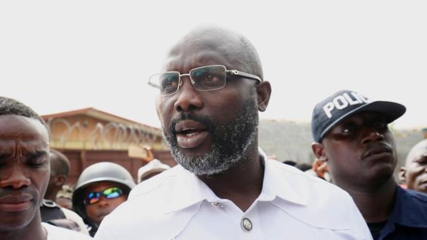 El exfutbolista del Milan George Weah, elegido presidente de Liberia