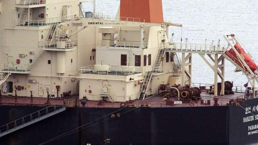 Imagen del barco carbonero en el que falleció el trabajador de estibadores portuarios de Ferrol. efe