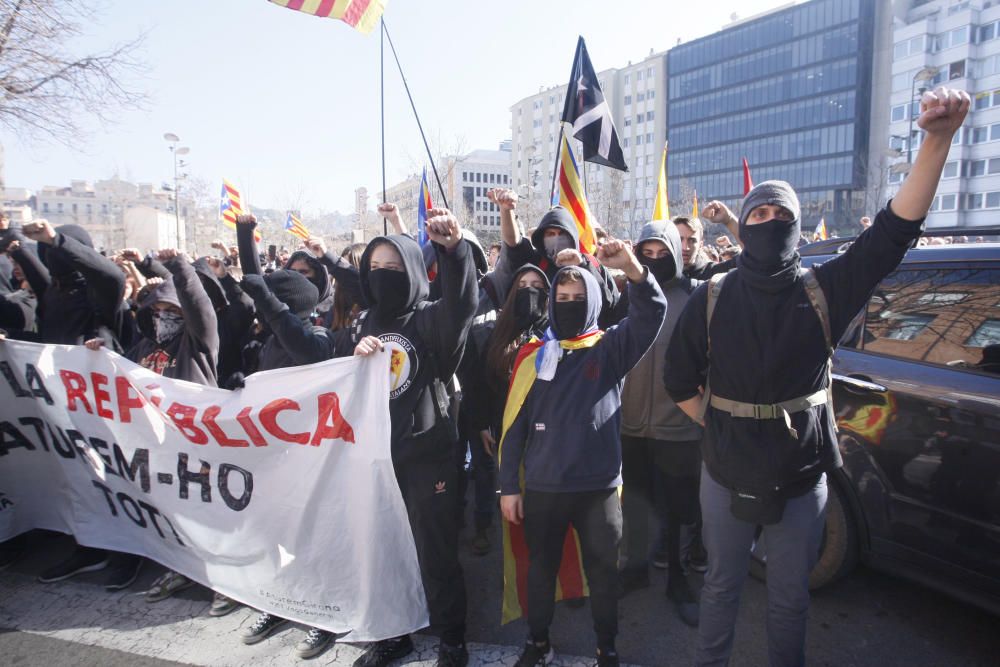 Els manifestants davant la seu de la Subdelegació del Govern espanyol