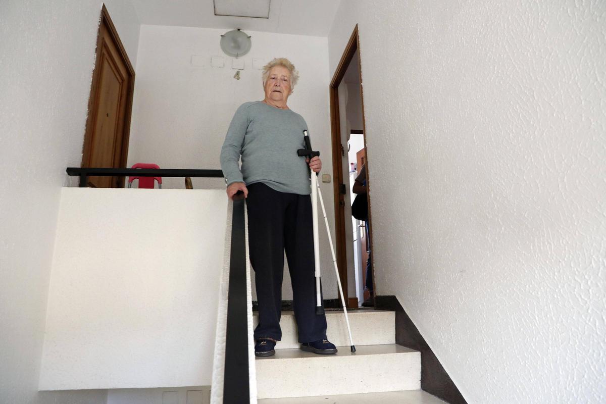 Fina nas escaleiras de acceso ao seu piso, no barrio de Pontepedriña