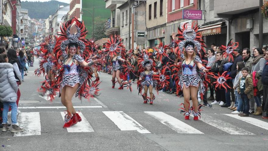 El color de las comparsas animó ayer las calles del centro de Arcade. / FdV