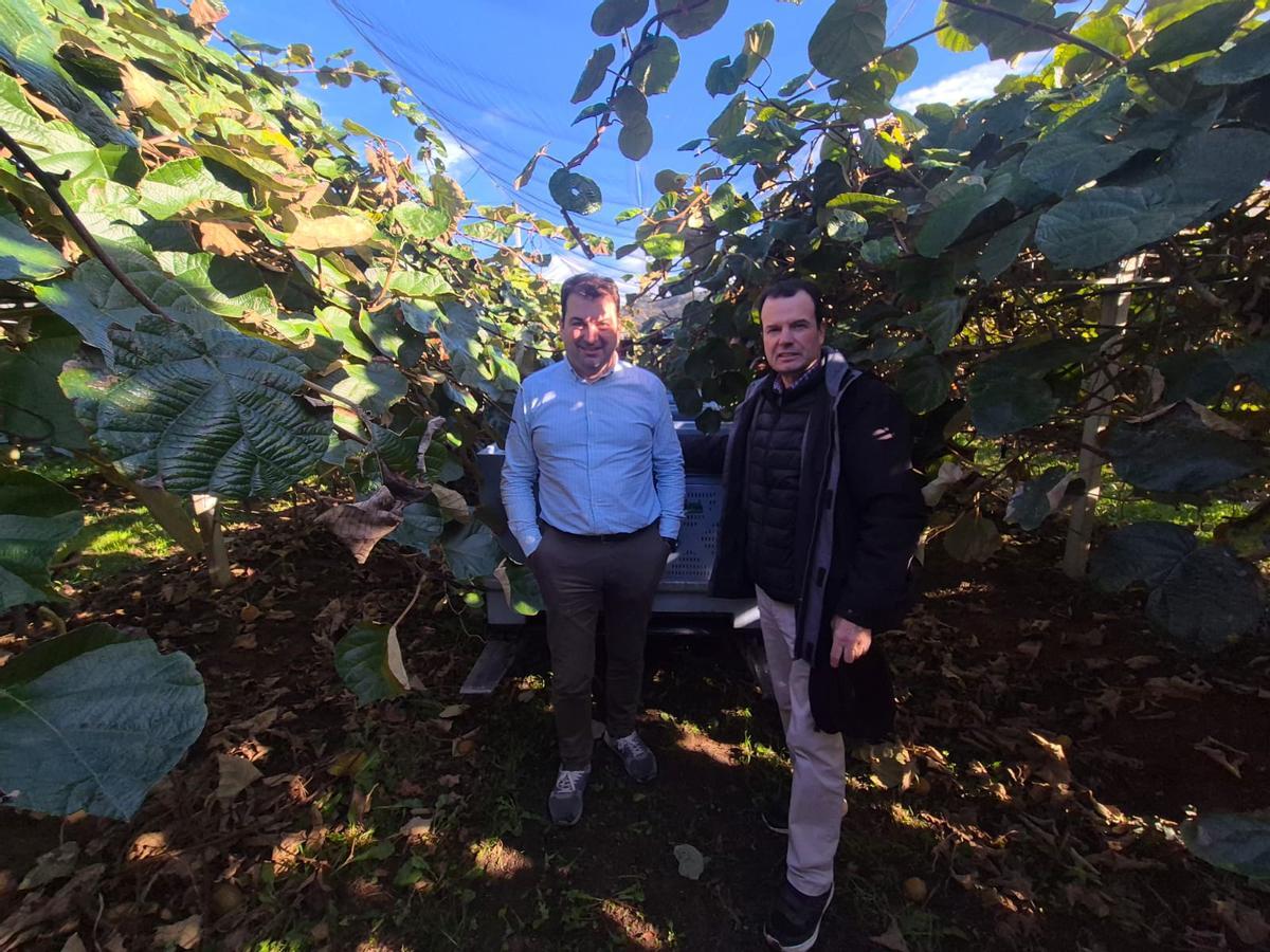 El alcalde de Salas, Sergio Hidalgo, junto a Rafael Olivo en la finca La Rodriga.