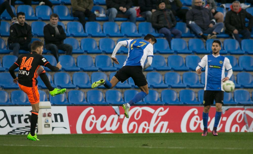 La primera parte acabó sin goles de milagro ya que el Mestalla dispuso de tres ocasiones claras y el Hércules de dos.