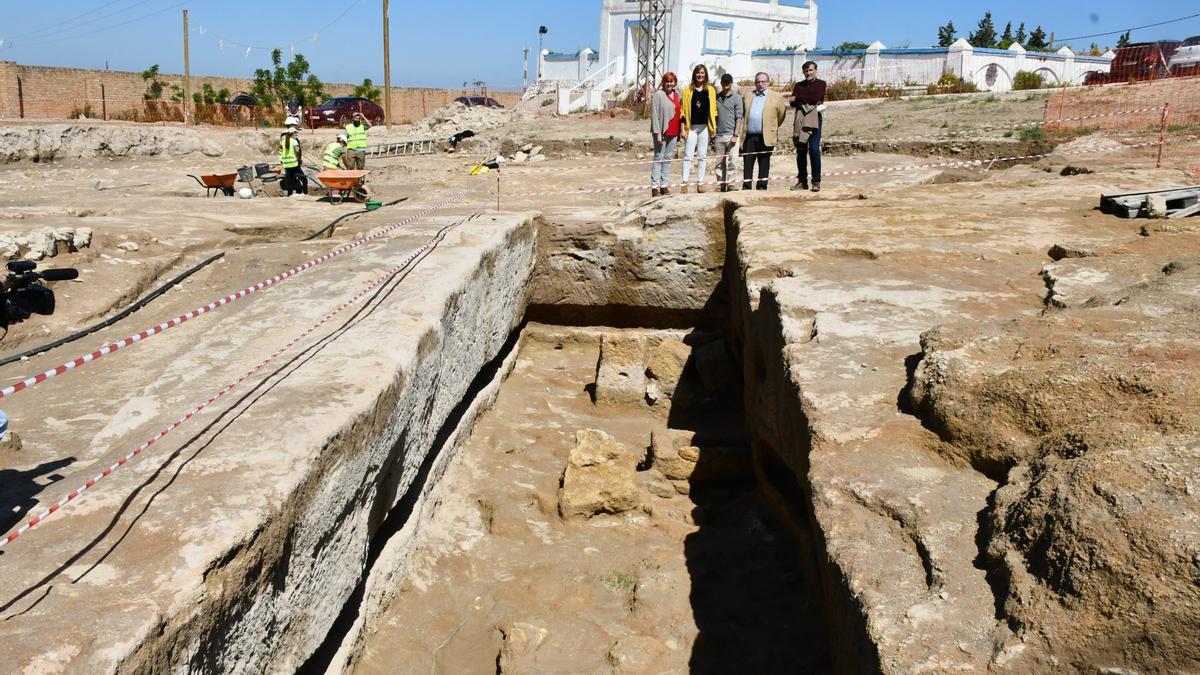 La alcaldesa de Osuna (Sevilla) visita el nuevo hallazgo arqueológico de época fenicia.