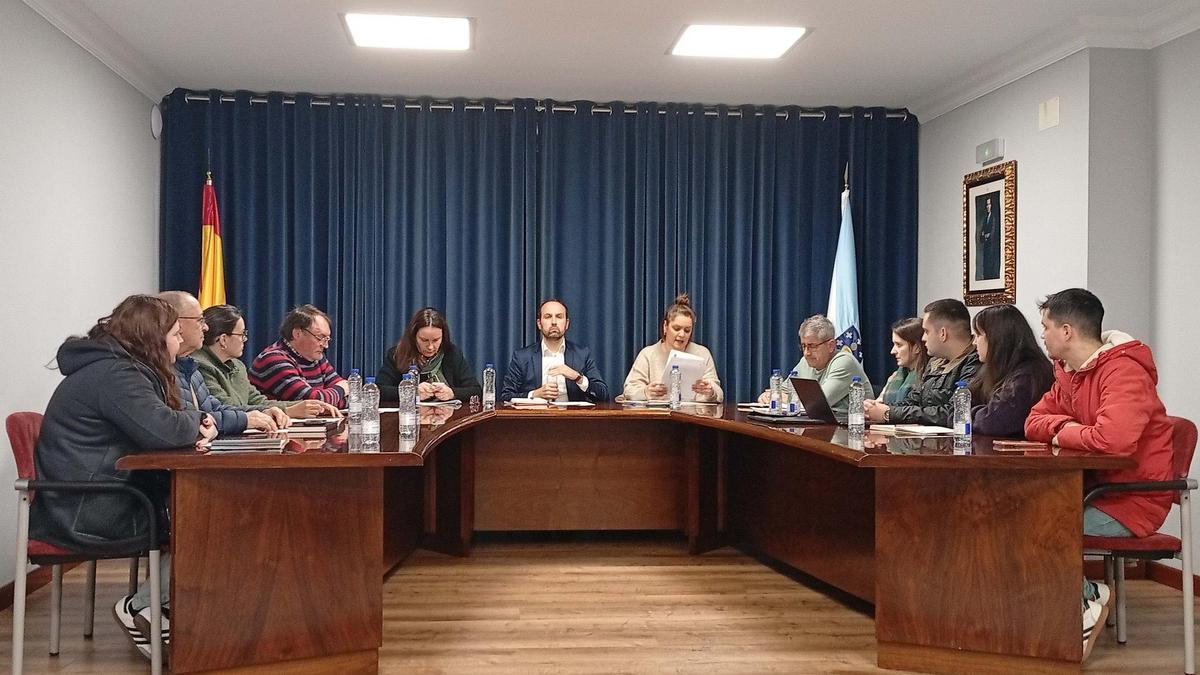 Esteban Ares, en el centro, presidiendo el pleno de este jueves.