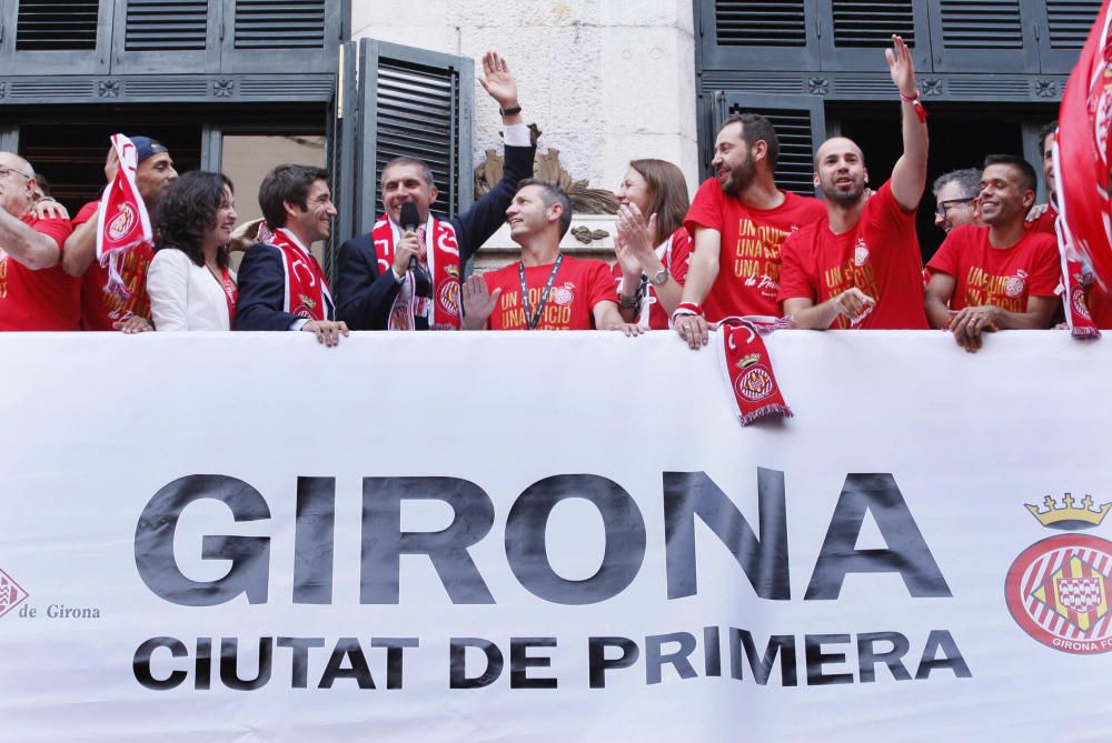 Parlaments dels jugadors del Girona al balcó de l'ajuntament