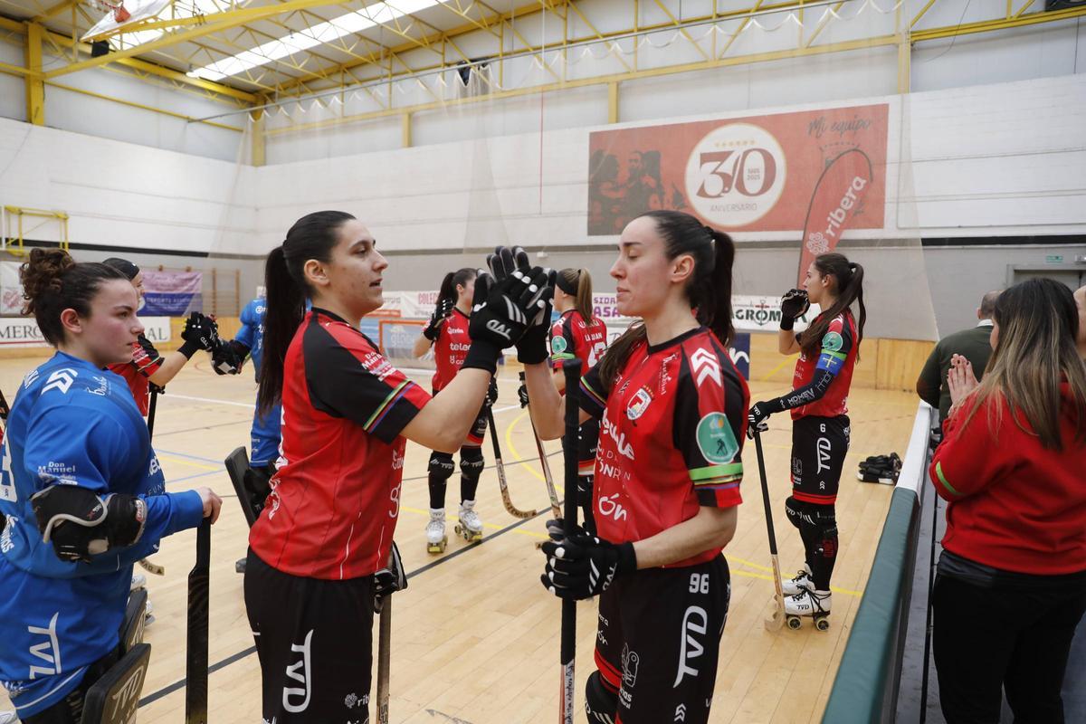 Ana Catarina y María Igualada se saludan, con Aine Pérez a la izquierda.