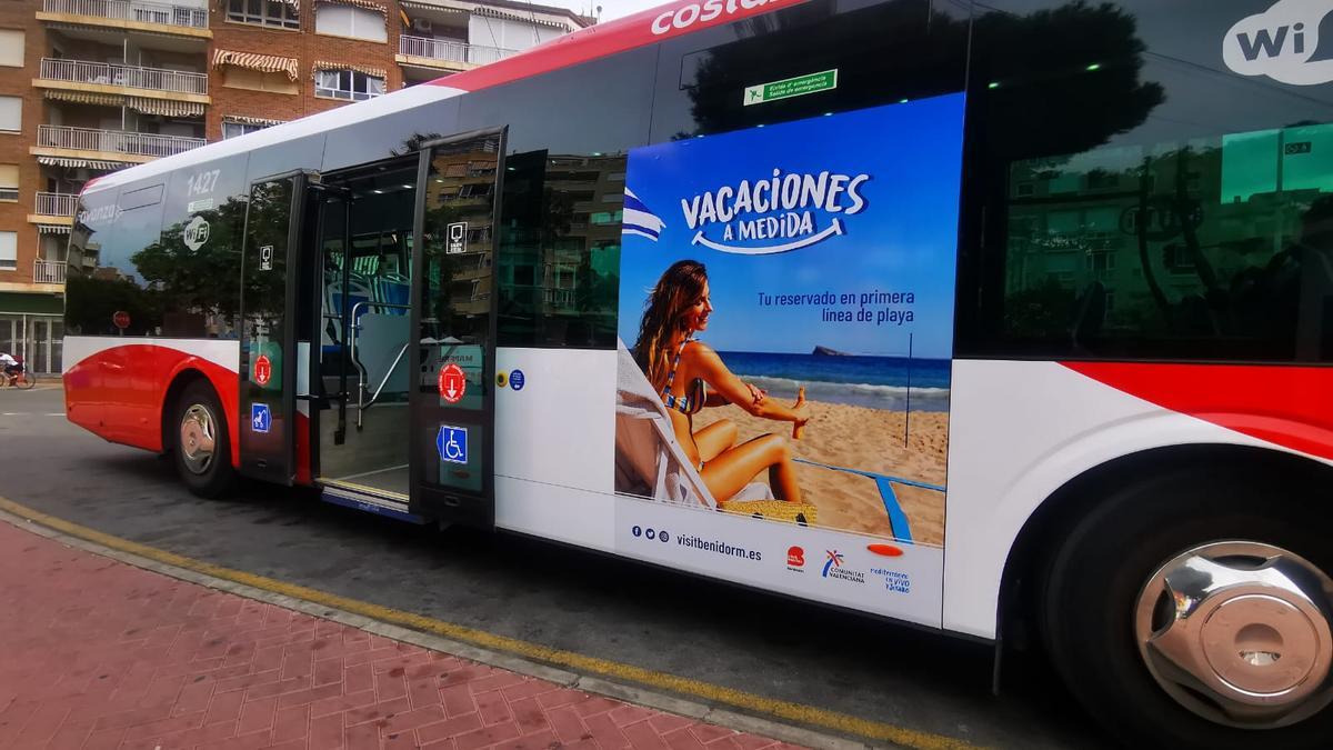 Imagen de un autobús en el intercambiador de las Eras de la Sal con el cartel de reclamo de Benidorm.