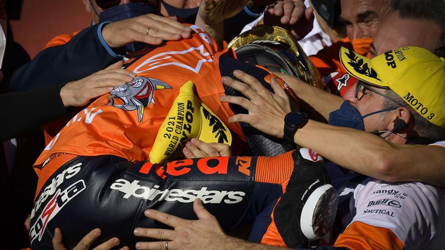 Pedro Acosta, celebrando con los componentes de su equipo el título al llegar a boxes. | TEAM AJO