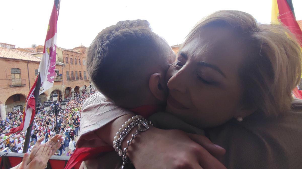 La concejala de Fiestas, Patricia Martín, abrazándose emocionada con el alcalde, Luciano Huerga.