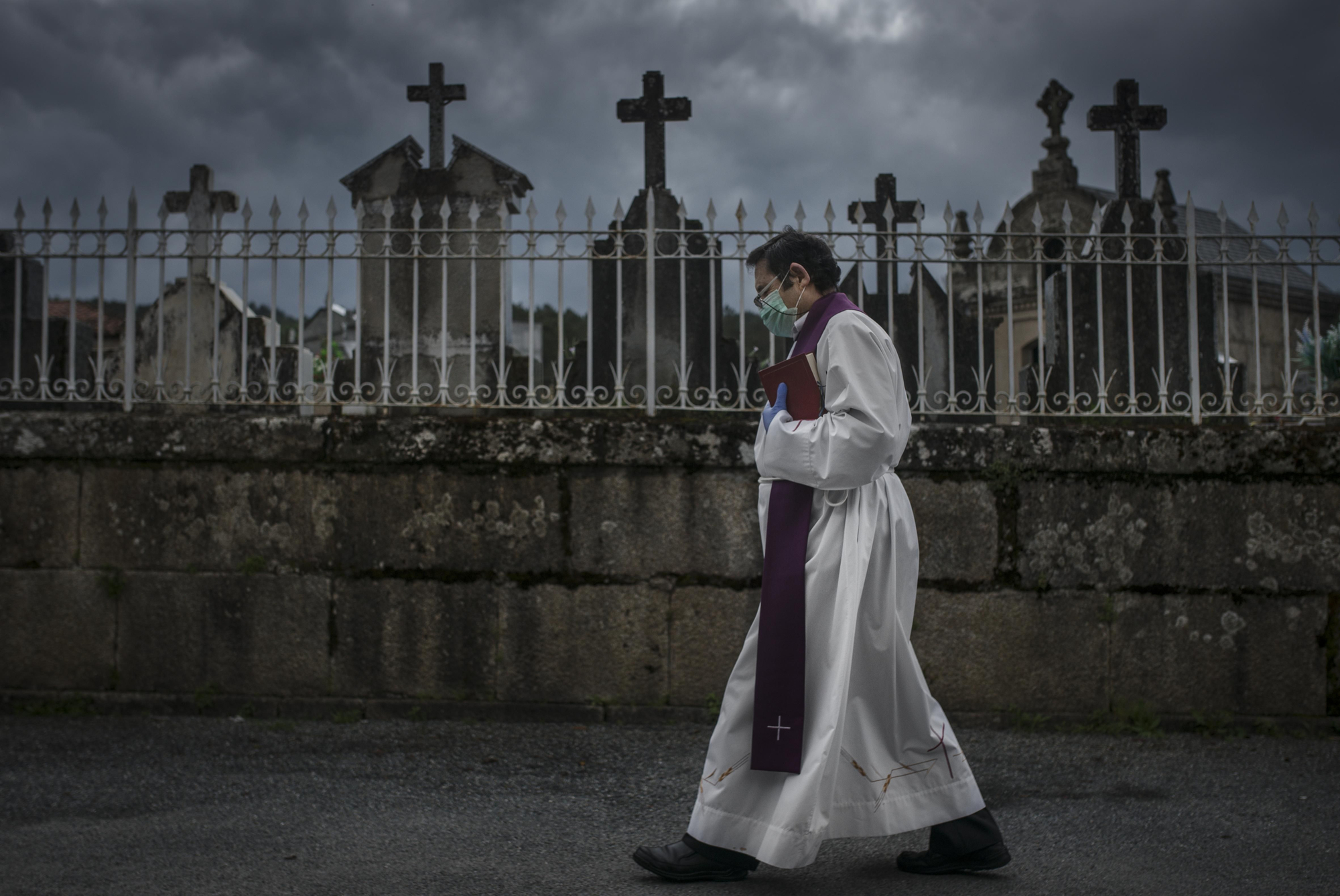 Un sacerdote en el cementerio de Melias (Pereiro de Aguiar), en la primera ola. // BRAIS LORENZO