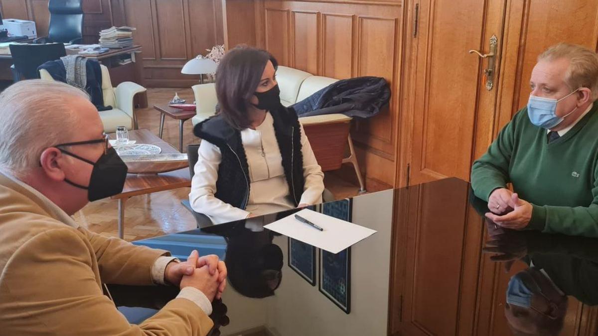 Abenia se reunió con la alcaldesa ejeana, Teresa Ladrero, y Jose Luis Jerico, vicepresidente primero de Adefo. | SERVICIO ESPECIAL