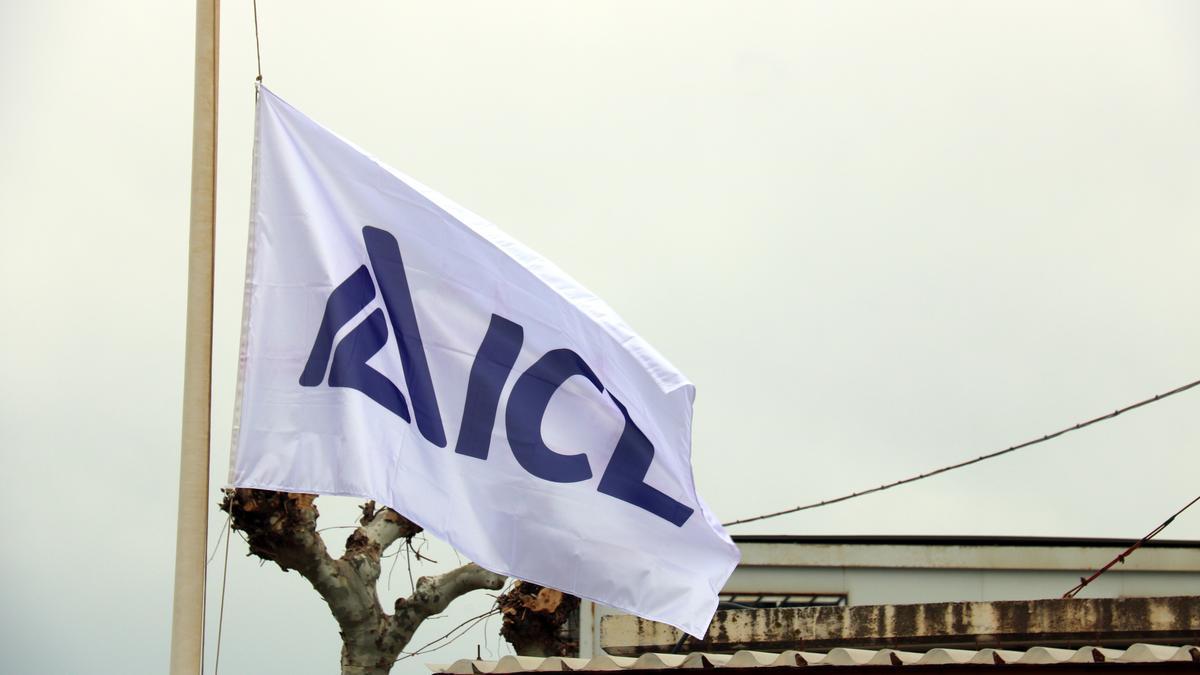 La bandera d'ICL a mig pal per l'accident mortal a la mina de Súria