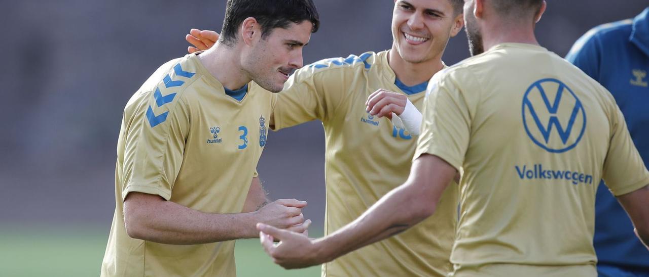 Sergio Ruiz, centrocampista de la UD Las Palmas, el primer día de su vuelta al trabajo tras su lesión, junto a Pinchi y Pejiño. | | UD LAS PALMAS