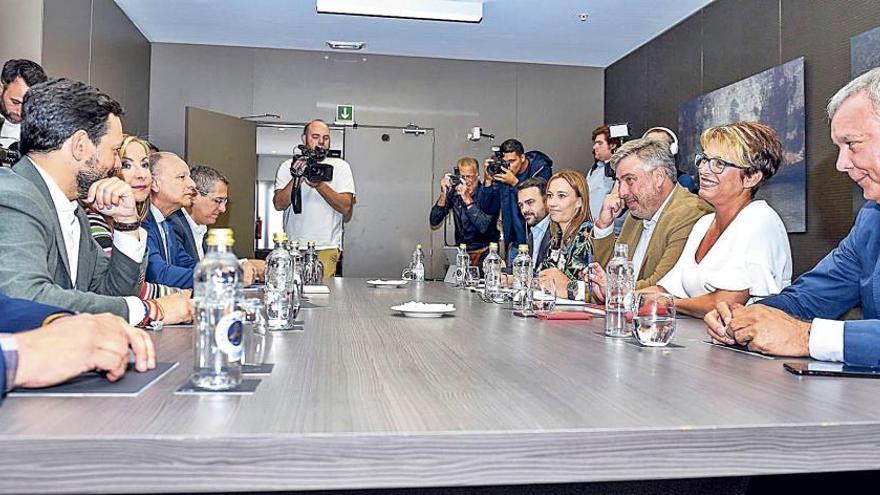 Imagen de la reunión celebrada ayer en el Hotel AC Iberia entre las comisiones negociadoras del PP y del PSOE.