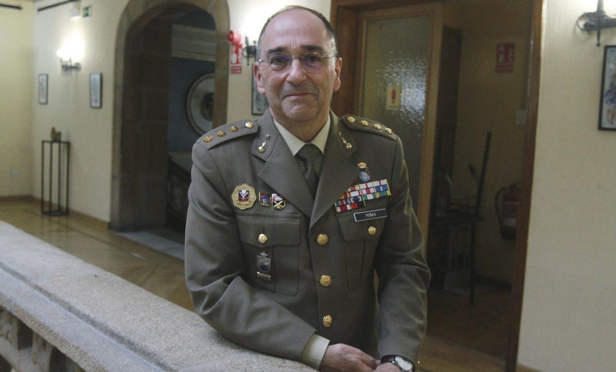 El coronel y subdelegado de Defensa en Ourense, Jesús Antonio Peñas Peckler, ayer ,en el Liceo. | IÑAKI OSORIO