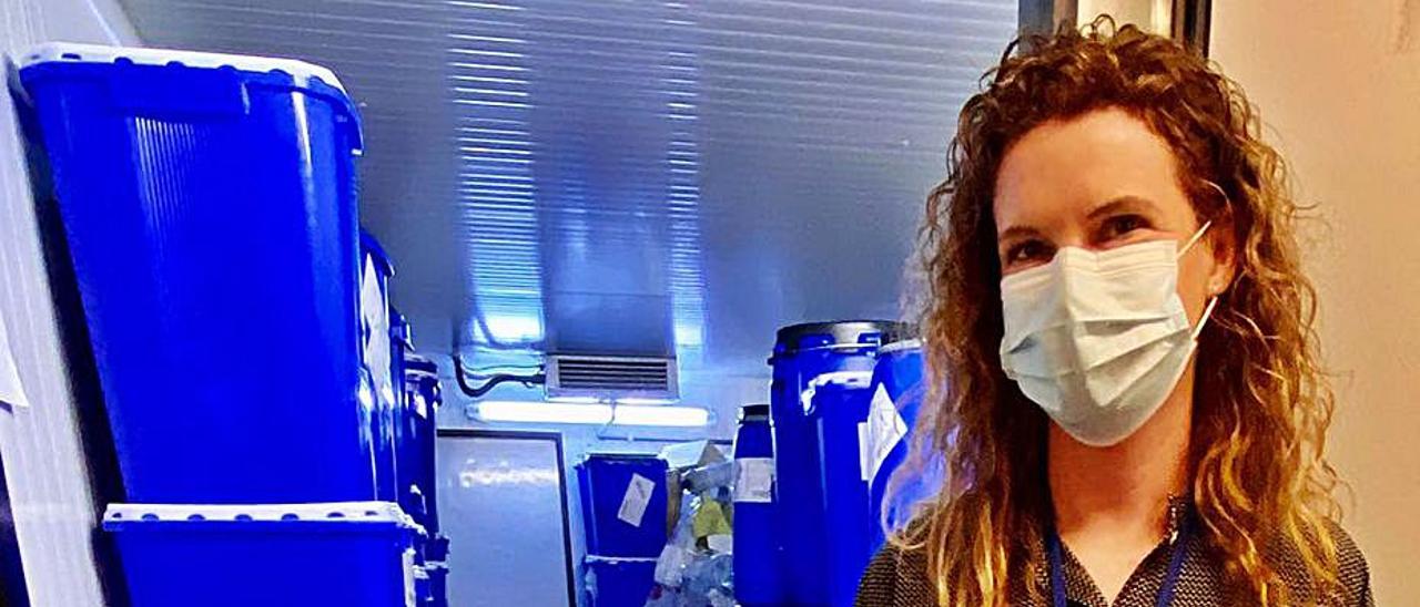 Susana Abalo ante el almacén de contenedores del Hospital Montecelo. // GUSTAVO SANTOS