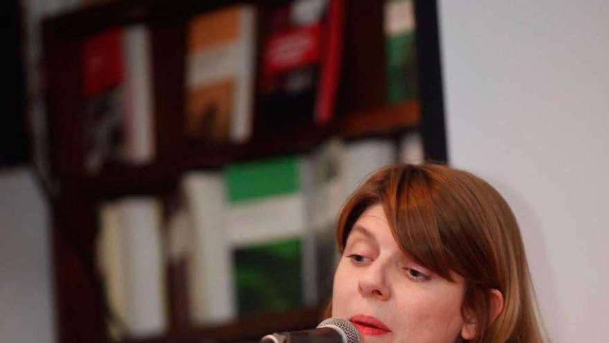 La poeta Miriam Reyes presenta libro