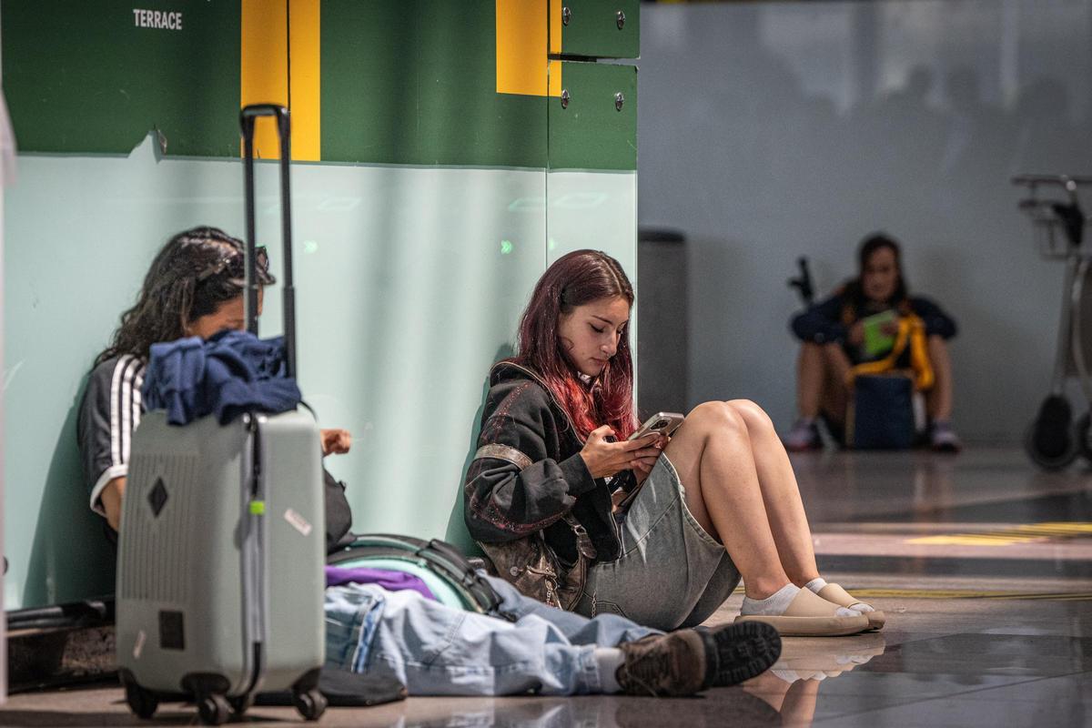 Pasajeros en el aeropuerto de Barcelona-El Prat durante una jornada de huelga de personal Pasajeros en el aeropuerto de Barcelona-El Prat durante una jornada de huelga de personal