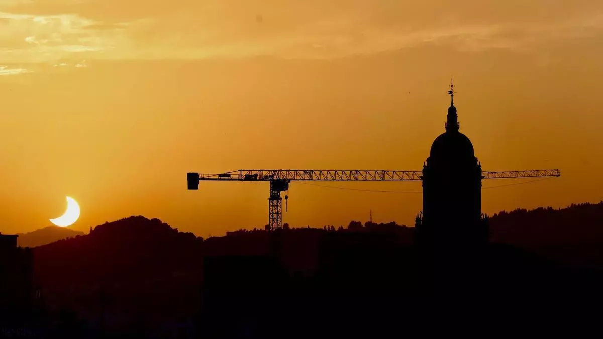 Málaga se asoma al cielo para contemplar el eclipse solar: así ha vivido la provincia este fenómeno histórico