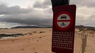 Vecinos de La Graciosa denuncian el cierre del acceso a Playa Lambra