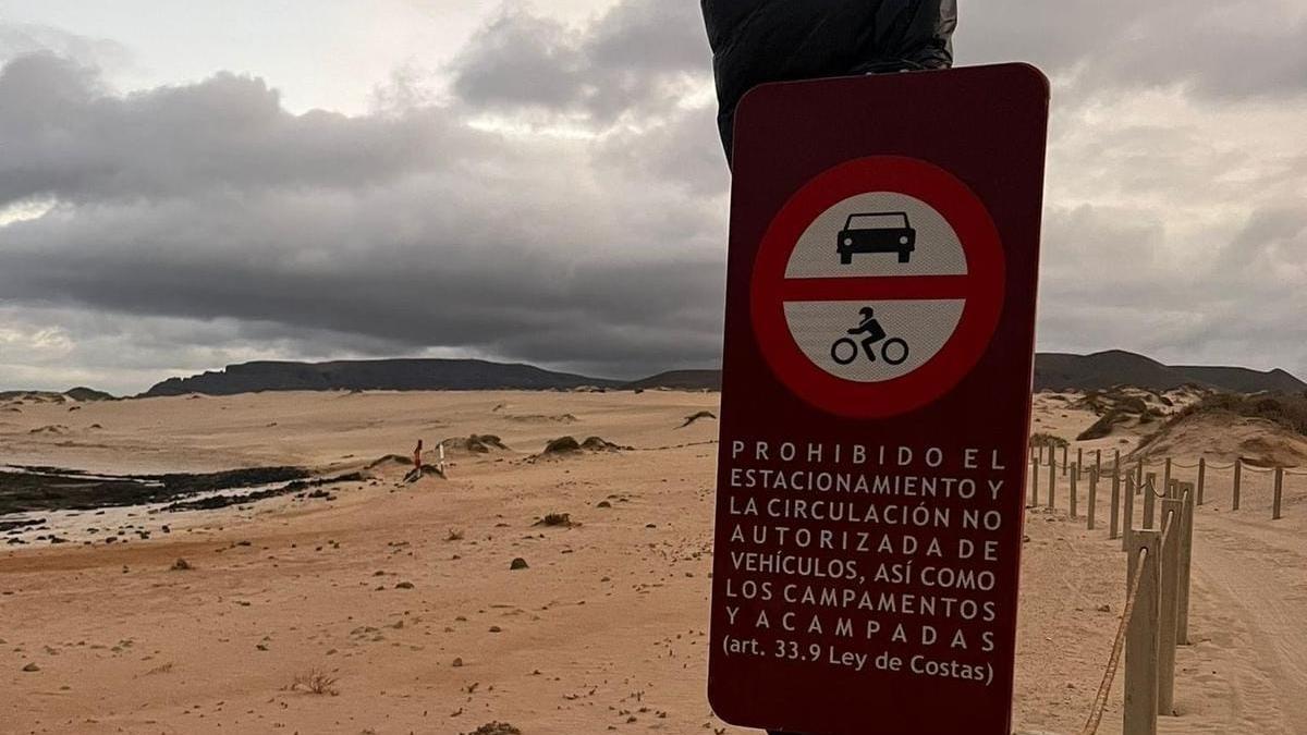 Cartel que prohíbe el acceso de vehículos y acampadas en playa Lambra, en La Graciosa.